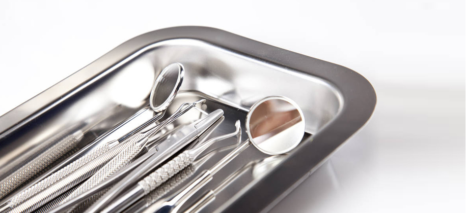 牙科手机严格一人一机一套，口镜、镊子、探针等全部封装消毒灭菌，安心治疗避免交叉感染。